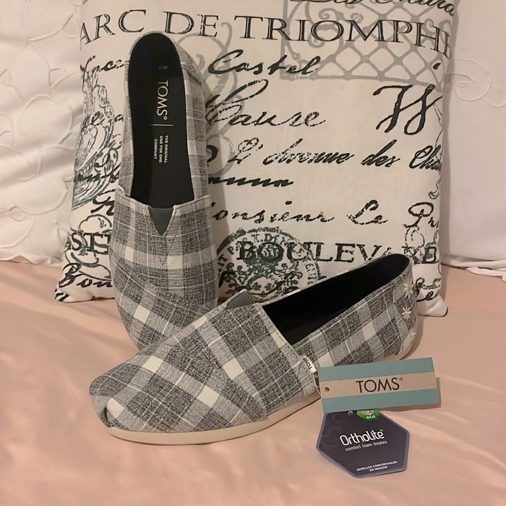 NWT TOMS Black checkered plaid with white and yellow daisies Size 7